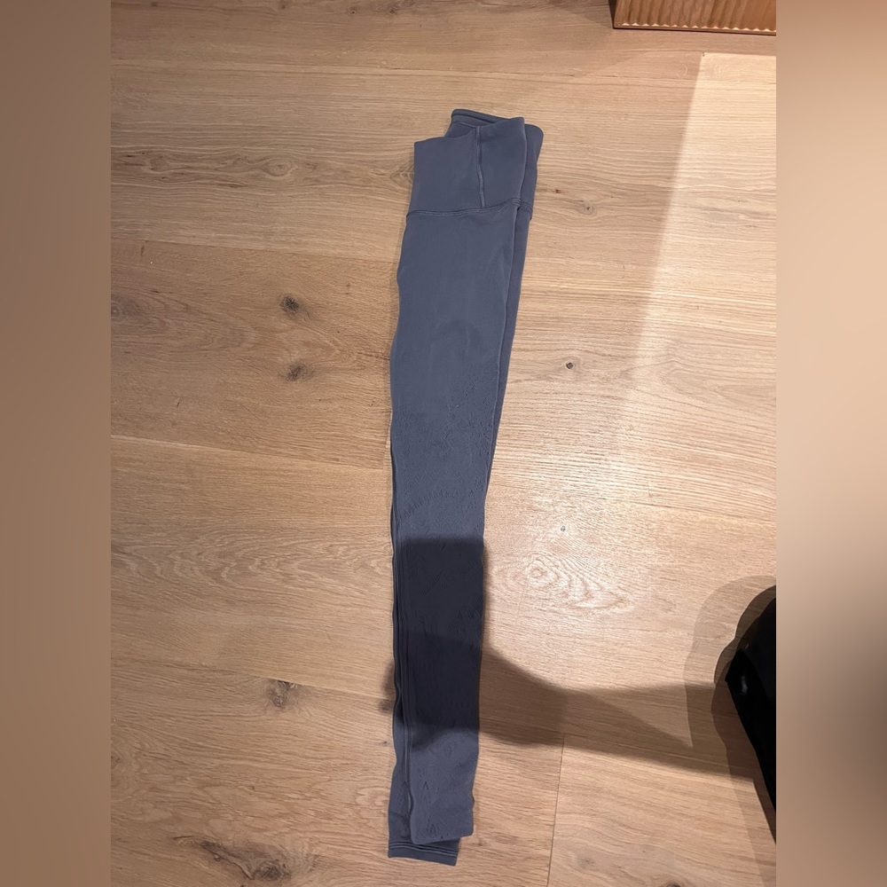 LULU LEMON LEGGING SIZE 4 with detailing on the legs